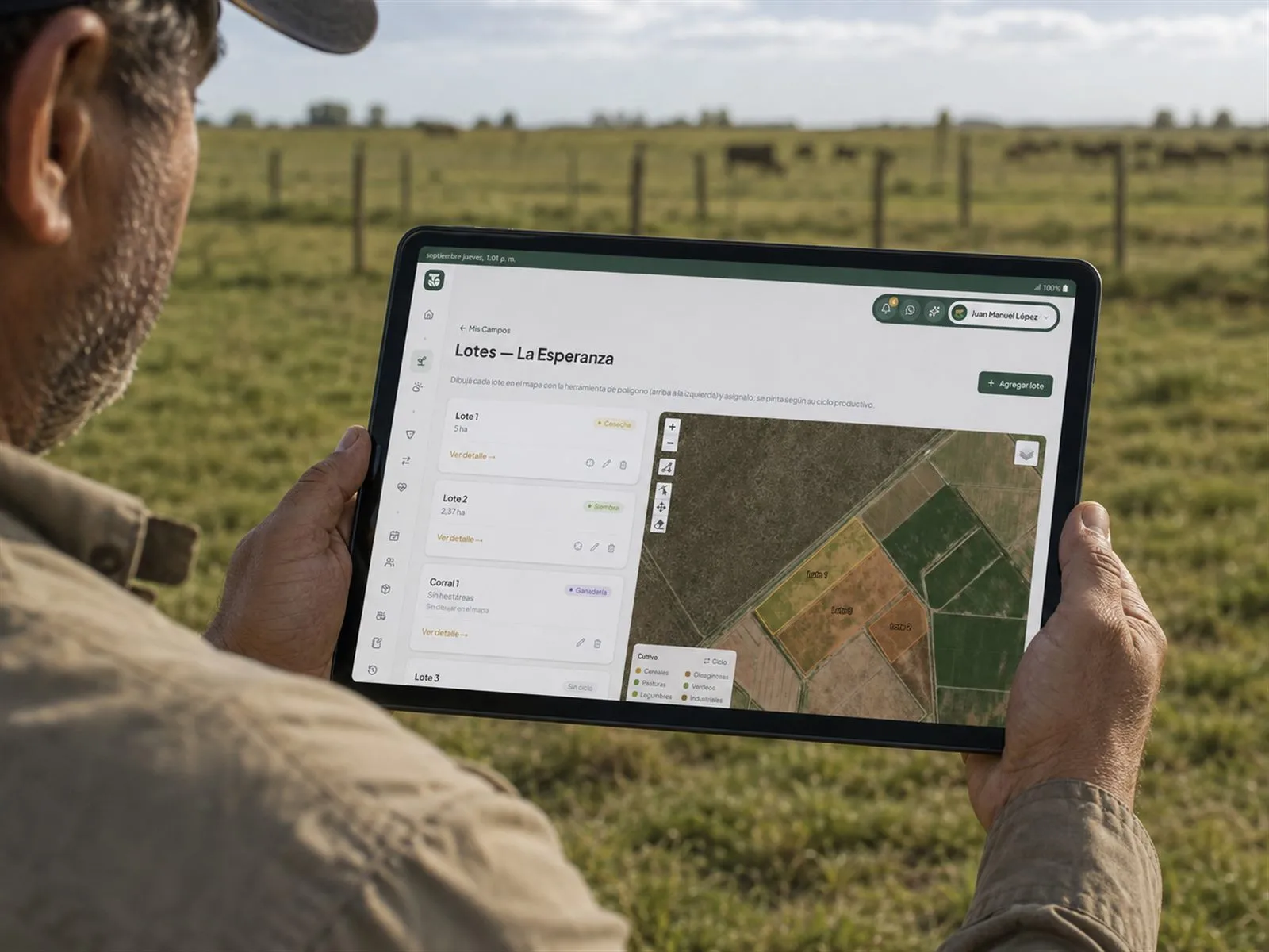 Un productor mirando el mapa de lotes de TuCampo en una tablet, con el campo detrás